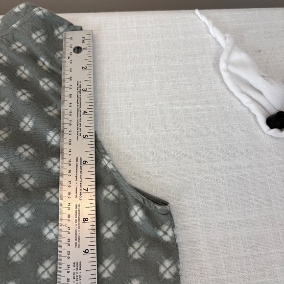 Eddie Bauer Sleeveless V-Neck Tank Olive With Geometric Print Sm - Picture 10 of 11